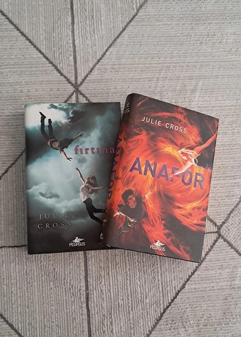 Julie Cross'tan Fırtına ve Anafor Romanları