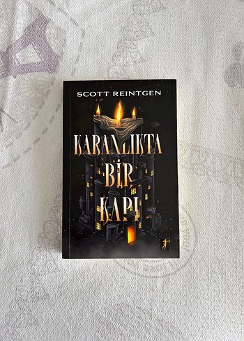 Karanlıkta Bir Kapı - Scott Reintgen