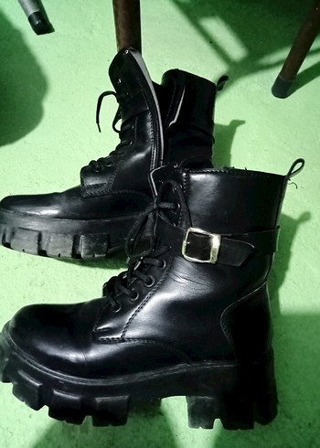 36,5 Beden Siyah Deri Goth Kadın Botları Tokalı