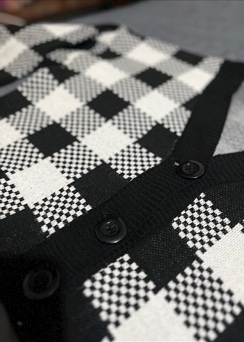 Düğmeli Siyah Kareli V Yaka Midi Hırka - Görsel 4