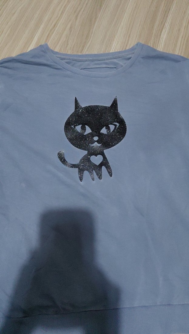 Gri Gotik Kedi Baskılı Fırfırlı Üst - Görsel 4