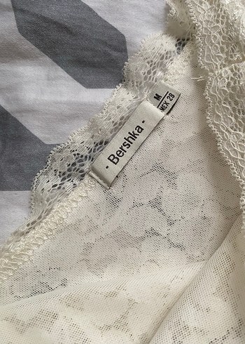 Bershka Dantel Detaylı V Yakalı Beyaz Kadın Bluz