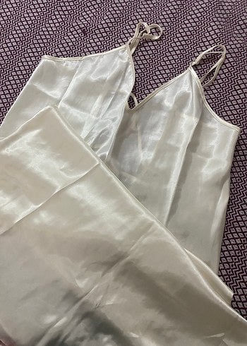 Uzun Beyaz Saten Yırtmaçlı Bohem Elbise - Görsel 3