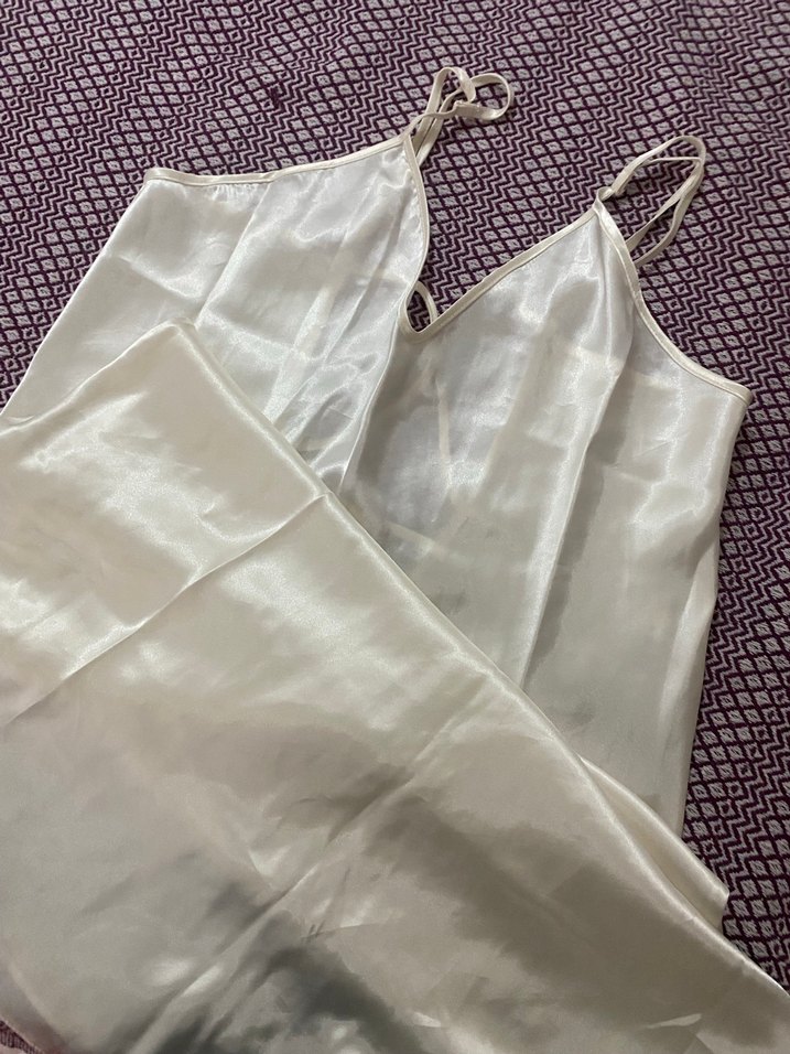 Uzun Beyaz Saten Yırtmaçlı Bohem Elbise - Görsel 3