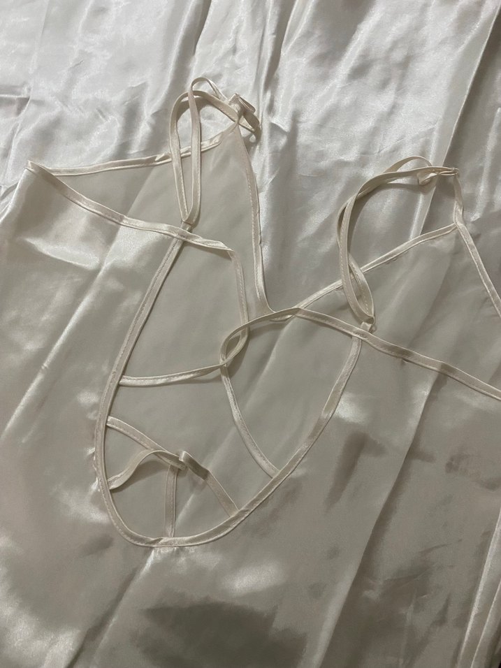 Uzun Beyaz Saten Yırtmaçlı Bohem Elbise - Görsel 4