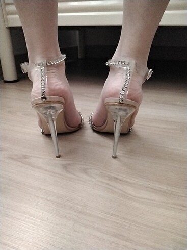39 Beden ten rengi Renk Şeffaf taşlı stiletto