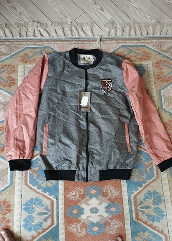 Gri-pembe fermuarlı kadın bomber ceket