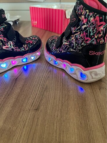 Skechers ışıklı bot 27 numara