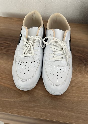 Beyaz Bağcıklı Minimalist Kadın Spor Ayakkabı