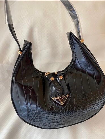 Prada armalı kilit sistemli çanta