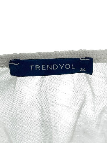 34 Beden beyaz Renk Trendyol & Milla Bluz %70 İndirimli.