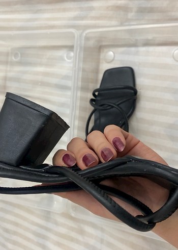 Siyah Elastik Bantlı İnce Topuklu Kadın Sandalet - Görsel 4