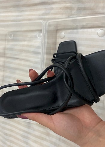 Siyah Elastik Bantlı İnce Topuklu Kadın Sandalet - Görsel 3