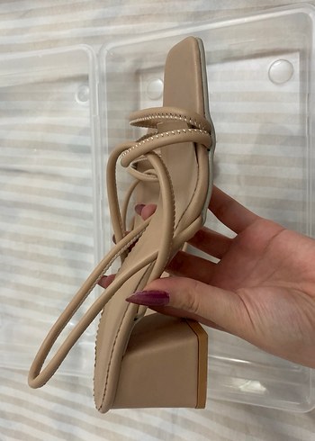 Bej Zincir Detaylı Stiletto Kadın Sandalet - Görsel 2