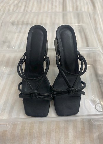 Siyah Yılan Desenli Kadın Topuklu Sandalet - Görsel 2