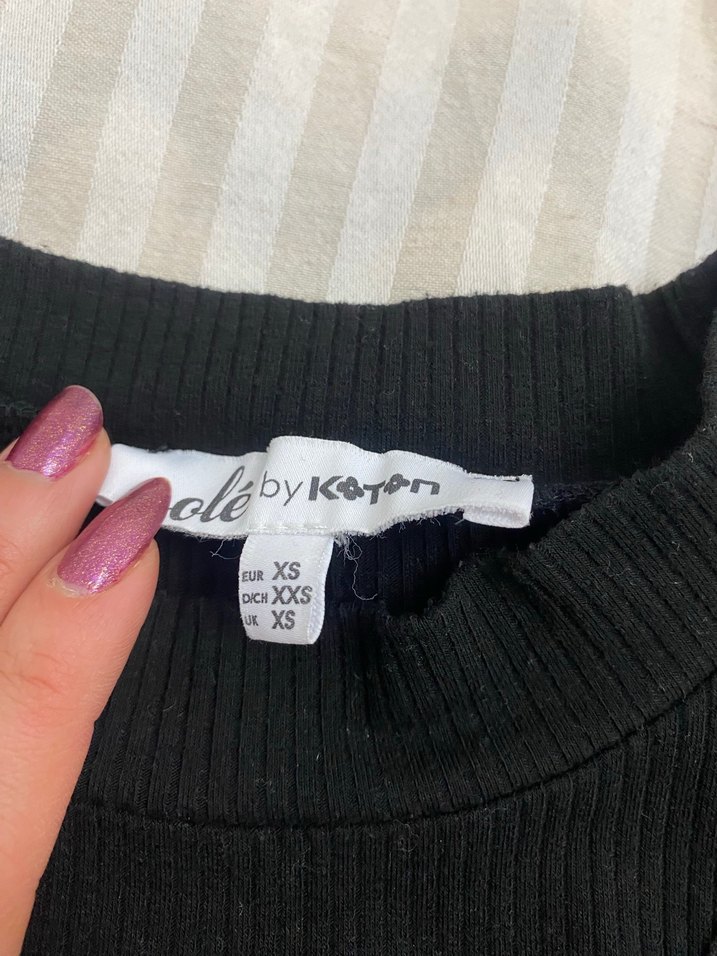 Siyah Yarım Balıkçı Yaka Kısa Kollu Kadın Tişört - Görsel 3