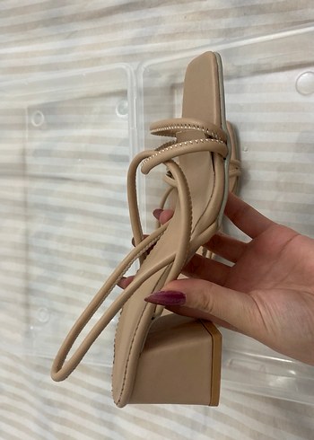 Bej İnce Topuklu Minimalist Kadın Sandalet - Görsel 5