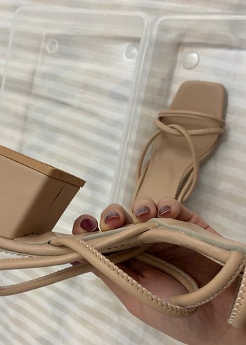 Bej İnce Topuklu Minimalist Kadın Sandalet - Görsel 4