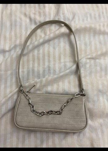 Pull and bear Bej Deri Zincir Detaylı Yılan Desenli Çanta - Görsel 2