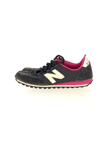 New Balance Spor Ayakkabı %70 İndirimli.