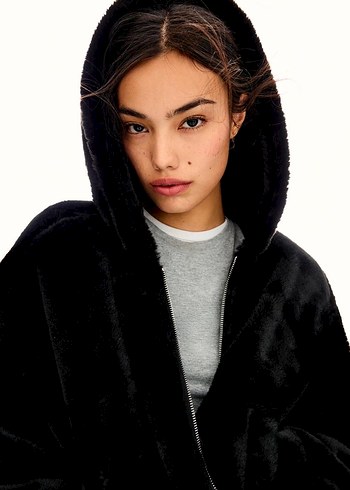 Bershka Siyah Kısa Kürk - Görsel 3