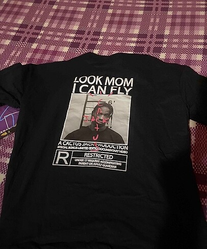 siyah baskılı tshirt
