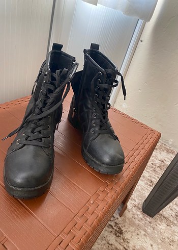 Siyah Deri Bağcıklı Stiletto Topuklu Bot