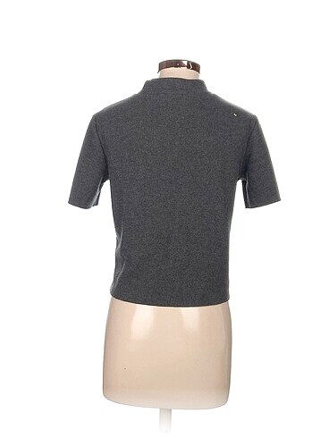 m Beden Zara T-shirt %70 İndirimli.