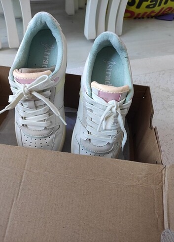 Stradivarius spor ayakkabı 35-36 no