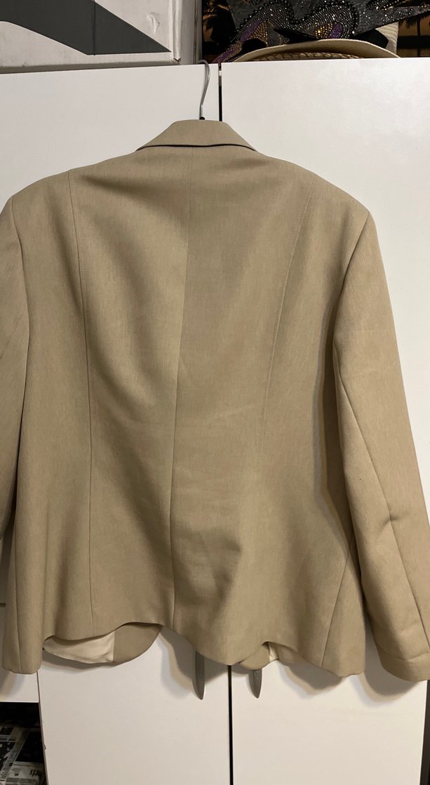 Bej Düğmeli Kadın Klasik Kesim Ceket - Görsel 3