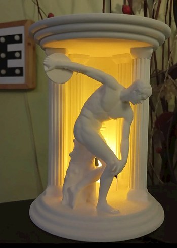 Beyaz Disk Atan Adam Heykeli - Görsel 3