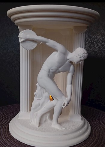 Beyaz Disk Atan Adam Heykeli - Görsel 6