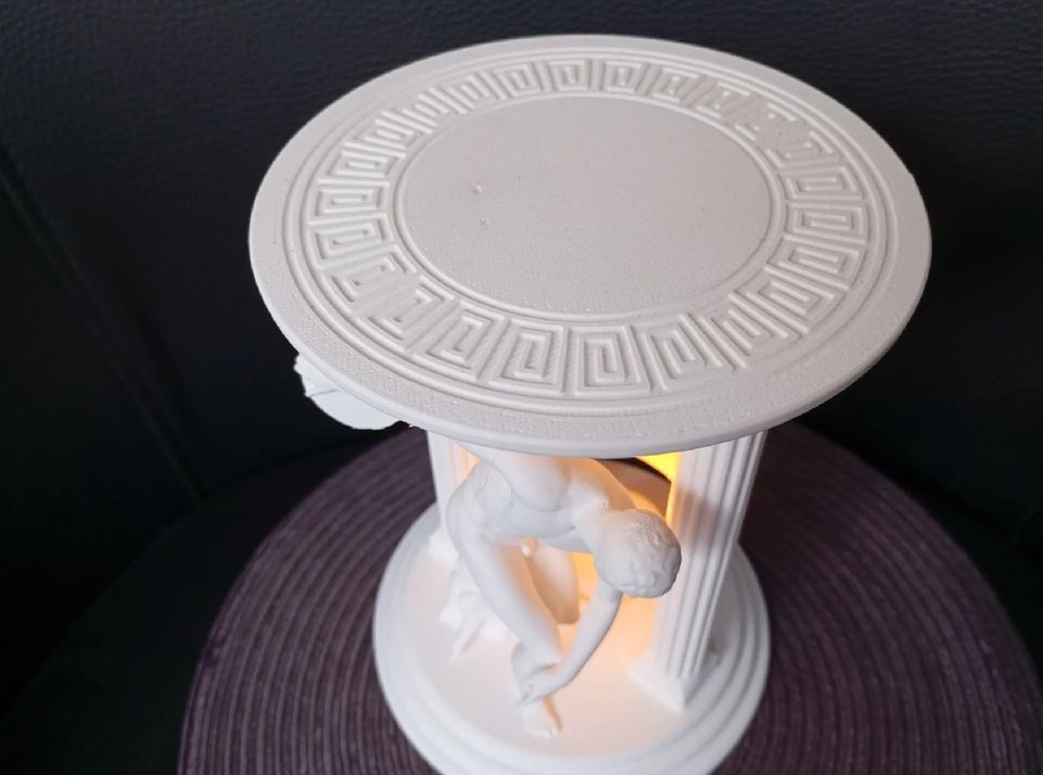 Beyaz Disk Atan Adam Heykeli - Görsel 5