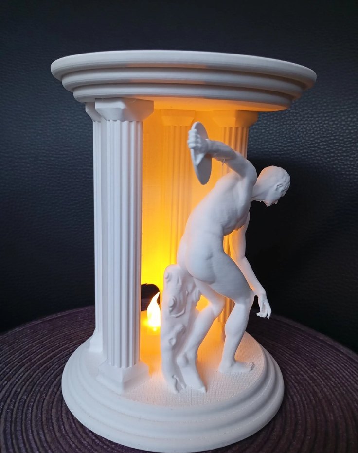 Beyaz Disk Atan Adam Heykeli - Görsel 4