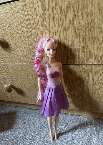 Pembe saçlı barbie bebek