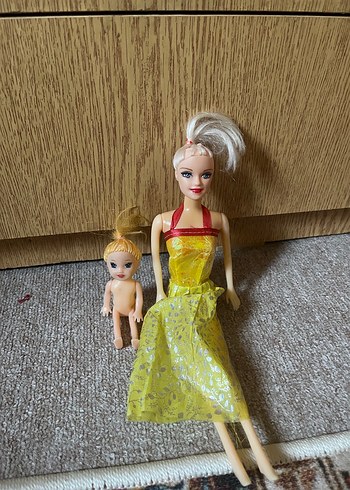 Sarı Parlak Elbiseli Barbie Bebek