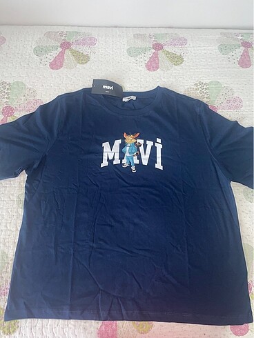 mavi markalı hiç giyilmemiş tişört