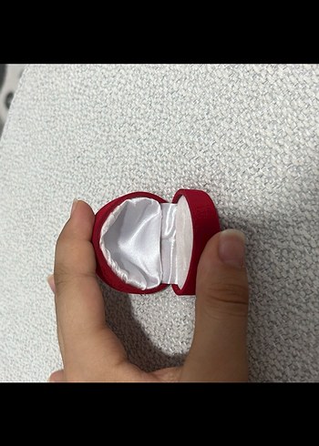 Kırmızı yüzük kutusu - Görsel 2