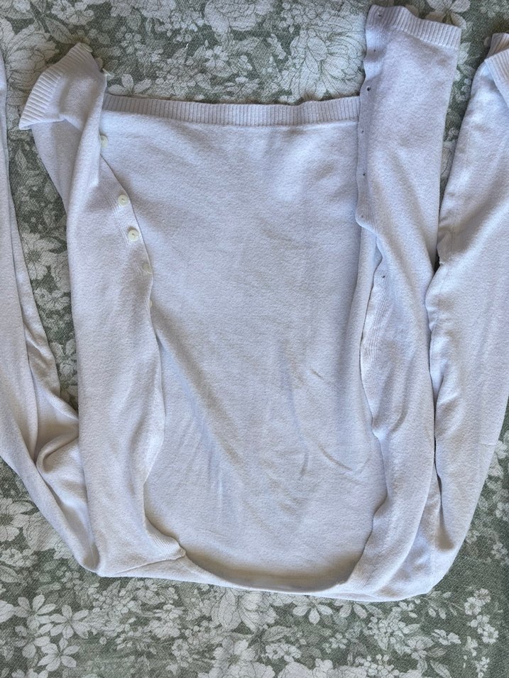 Beyaz V Yaka Düğmeli Kadın Hırka - Görsel 3