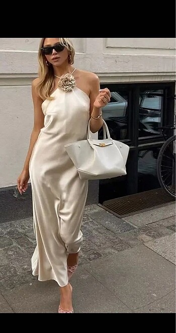 Halter gül detaylı saten elbise