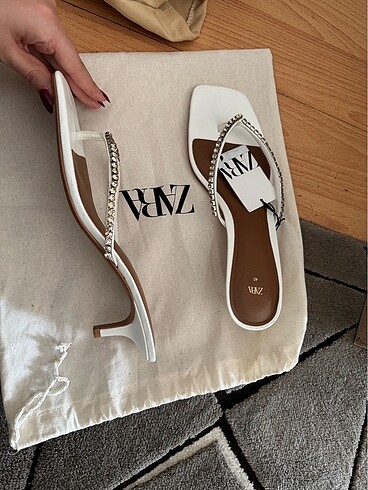 Zara İşlemeli parlak taşlı sandalet