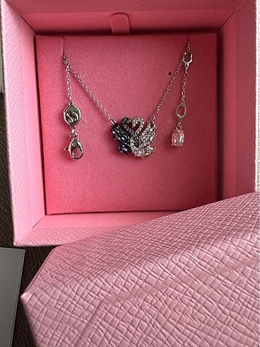 Beden siyah Renk Swarovski swan kolye