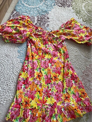 Afra Saraçoğlu x Koton çiçekli elbise