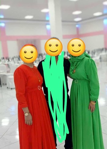 Uzun Kollu, Yüksek Yakalı Renkli Elbisesi