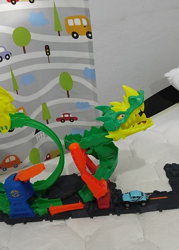 HOTWEELS Renkli Ejderha Temalı Oyuncak Seti +1 araba - Görsel 2