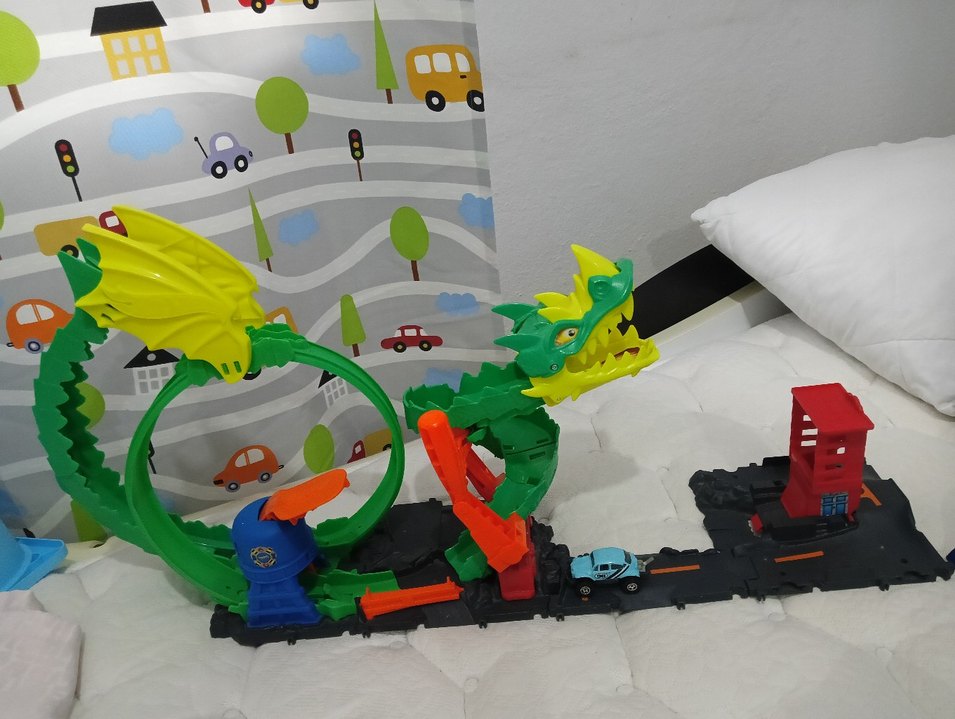 HOTWEELS Renkli Ejderha Temalı Oyuncak Seti +1 araba - Görsel 2