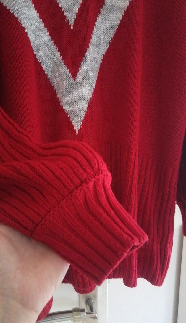 Gri Detaylı Kırmızı V Yaka Triko Kazak - Görsel 2