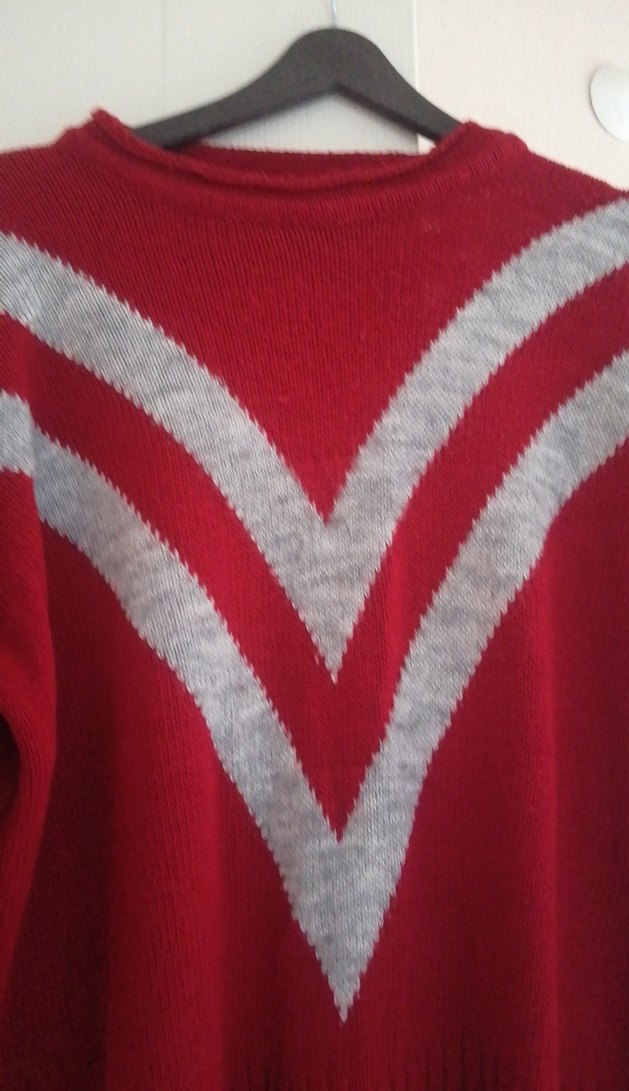 Gri Detaylı Kırmızı V Yaka Triko Kazak - Görsel 3