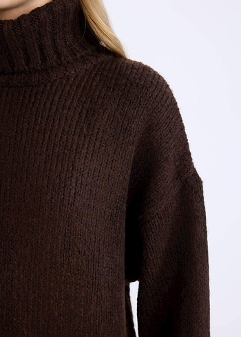 Kahverengi Boğazlı Örgü Yün Kazak - Görsel 2