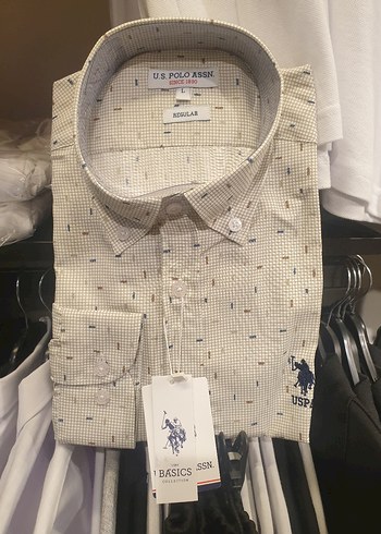 Beyaz Regular Fit uzun kollu gömlek.